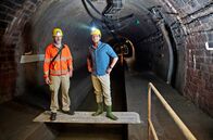 Zengleins Zehn – Moderator Johannes Zenglein (rechts) und Wolfgang Kappler (Tiefbauamt Karlsruhe) in Deutschlands größtem Abwasserkanal, dem Landgraben in Karlsruhe.