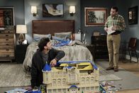 Two and a Half Men – Die Trennung von Zoey macht Walden (Ashton Kutcher, l.) schwer zu schaffen, bei jeder Kleinigkeit rastet er deshalb aus. Alan (Jon Cryer, r.) versucht, ihn aufzumuntern, doch wird er es schaffen?