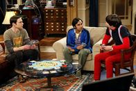 The Big Bang Theory – Können nicht fassen, dass Leonard und Penny es noch einmal miteinander versuchen wollen: Sheldon (Jim Parsons, l.), Rajesh (Kunal Nayyar, M.) und Howard (Simon Helberg, r.) ...