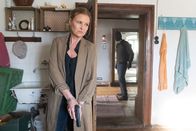 Die Chefin – Allein in einem Landhaus wartet Vera Lanz (Katharina Böhm) auf den Eindringling. Wer von beiden sitzt hier in der Falle?