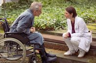 In aller Freundschaft – Prof. Dr. Maria Weber (Annett Renneberg) versucht Stefan Junker (David C. Bunners) erneut zu erklären, dass der Verlust ihrer Forschungsdaten nicht ihre Schuld oder die der Sachsenklinik ist. Dabei erfährt sie den Grund, warum ausgerechnet der Geschäftsführer einer sehr erfolgreichen Sportartikelfirma ihre Studie finanziert.
