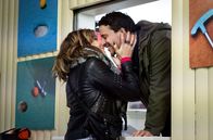 Auf einmal war es Liebe – Auf einmal ist es Liebe zwischen Jakob (Kostja Ullmann) und Lotte (Kim Riedle).
