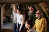 Nona und ihre Töchter – Die ganze Familie schaut Nona dabei zu, wie sie vor der Presse eine hochemotionale Rede hält.