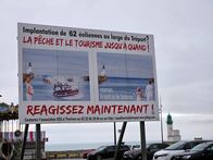 WeltWeit – „Installation von 62 Windkraftanlagen vor der Küste von Tréport? Angeln und Tourismus bis wann! Jetzt reagieren!“ – An der Ärmelkanalküste machen sich lokale Fischer für ein neues AKW stark, um den Bau eines Offshore-Windparks zu verhindern.