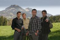 Die Rosenheim-Cops – Die Hobbyjäger Marco Seitz (Matthias Christian Rehrl, 2.v.re.) und Kurt Pichler (Bernd Jeschek, re.) geben Kommissar Sven Hansen (Igor Jeftic, li.) und Polizist Michi Mohr (Max Müller, 2.v.li.) ihre Beobachtungen zu Protokoll.