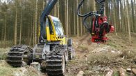 Wie geht das? – Täglich kann so ein Harvester bis zu 200 Bäume umlegen. Mit diesem Spezialgerät werden heutzutage fast alle Bäume im Harz gefällt.