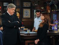 How I Met Your Mother – Zwischen Reverend Robert Lowell (Edward Herrmann, l.) und Lily (Alyson Hannigan, r.) herrscht Hochspannung. Ob ihr Verhältnis zueinander überhaupt noch zu retten ist?; Zwischen Reverend Robert Lowell (Edward Herrmann, l.) und Lily (Alyson Hannigan, r.) herrscht Hochspannung. Ob ihr Verhältnis zueinander überhaupt noch zu retten ist?