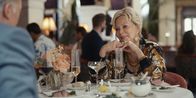 Hacks – Bei einem gemeinsamen Essen mit Marty (Christopher McDonald) erfährt Deborah Vance (Jean Smart) eine Neuigkeit, die sie in Rage versetzt.