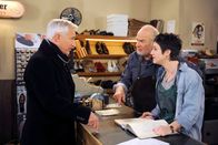 Rote Rosen – ARD ROTE ROSEN FOLGE 1479 Uhr im ERSTEN. Hannes (Claus Dieter Clausnitzer, l.) und Ariane (Alexandra Horn, r.) sind erleichtert, als Thomas (Gerry Hungbauer, l.) Hannes darüber informiert, dass sein Garten als Quelle der Ölverschmutzung ausfällt.