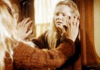 Unsere kleine Farm – Langsam ertastet Mary (Melissa Sue Anderson) ihr Zimmer in der Blindenschule. Noch hat sie ihr Selbstmitleid nicht überwunden.