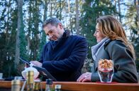 Sturm der Liebe – Christoph (Dieter Bach, l.) ist berührt von Alexandras (Daniela Kiefer, r.) Geste.