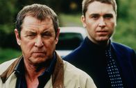 Inspector Barnaby – Barnaby (John Nettles, l.) und Troy (Daniel Casey, r.) suchen ein verschwundenes Unfallopfer und stoßen auf eine Mauer des Schweigens.