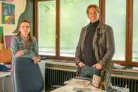 Der Alte – Bei der Leiterin des Jugendzentrums und Bekannten von Martin Kessler, Monika Vogt (Jule Ronstedt) erfährt Kommissar Caspar Bergmann (Thomas Heinze) spannende Details zur Beziehung zwischen Luna Kessler und ihrem Vater.