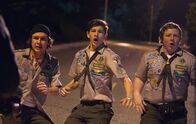 Scouts vs. Zombies - Handbuch zur Zombie-Apokalypse – Sie sind gekommen, um zu fressen. Doch dann geraten die Zombies an einen würdigen Gegner: die Pfadfinder Augie (Joey Morgan, r.), Carter (Logan Miller, l.) und Ben (Tye Sheridan, M.) ...