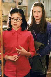 Gilmore Girls – Noch sind sich Lane (Keiko Agena, l.) und Rory (Alexis Bledel, r.) nicht sicher, ob es wirklich eine gute Idee war, Emily in den Antiquitäten Laden von Mrs. Kim zu bringen ...
