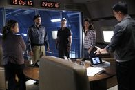 Criminal Minds: Beyond Borders – Als eine Mission mit Captain Basir Rifai (John Farmanesh-Bocca, 2.v.l.) in Kurjikistan mit dem Tod eines Verdächtigen endet, ermittelt das FBI gegen das Team um Clara Seger (Alana De La Garza, 2.v.r.), Jack Garrett (Gary Sinise, M.), Mae Jarvis (Annie Funke, l.) und Matt Simmons (Daniel Henney, r.) ...