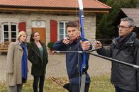 SOKO Stuttgart – Der Bruder des Opfers, Sven Haller (Sergej Onopko, 2.v.r.), übt mit seinem Trainer (Komparse, r.) seine Schusstechnik. Aufmerksam beobachten Martina Seiffert (Astrid M. Fünderich, l.) und Selma Kirsch (Yve Burbach, 2.v.l), wie der blinde Sven nach Gehör schießt.