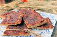 Zu Tisch ... – Pizza Usticese ist im Gegensatz zur neapolitanischen Variante einfacher und rustikaler – oft mit Tomatensoße Zwiebeln, Sardellen und kräftigem Käse.