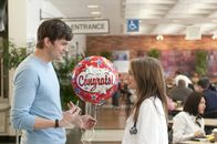 Freundschaft Plus – Emma (Natalie Portman) hat als Ärztin wenig Freizeit. Nun hofft Adam (Ashton Kutcher) mehr in Emmas Leben zu sein, als eine einfache Bettgeschichte.