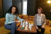 Ökochecker – Ökocheckerin Anne Chebu (l.) fragt Toxikologin Marike Kolossa vom Umweltbundesamt (r.), welche Lotion besser für die Umwelt ist und worauf man in Sachen Verpackung achten sollte.