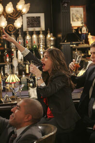 How I Met Your Mother – Seit Kurzem ist Jenkins (Amanda Peet) in derselben Abteilung wie Marshall angestellt. Marshall ist von ihren Streichen ganz begeistert - nicht zuletzt, weil sie meistens ziemlich obszön sind. Irgendwann erfährt Lily, dass Jenkins eine attraktive junge Frau ist. Doch ihre Reaktion überrascht Marshall ...