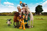 Shaun das Schaf – Es gibt Zuwachs auf dem Bauernhof von Shaun und seinen Freunden: Der Farmer bringt drei stolze Lamas vom Markt mit nach Hause. Klar, dass Shaun seine Finger dabei im Spiel hatte, denn die Jungs scheinen richtig gut drauf zu sein! Aber die Begeisterung der Bauernhofbewohner schwindet schnell. Bald machen sich die drei Lamas überall breit, ärgern Timmy und nerven mit ihrem schlechten Benehmen die Schafe – bis auf Shaun. Der amüsiert sich köstlich über ihre Späße und merkt nicht, dass seine neuen Freunde den Hof in große Gefahr bringen. Wird Shaun das wahre Wesen der Lamas erkennen, bevor es zu spät ist? - Die Neuankoemmlinge stellen den Hof auf den Kopf