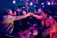 All You Need – Die Clique (v. l. n. r.) feiert: Robbie (Frédéric Brossier), Vince (Benito Bause), Sarina (Christin Nichols), Tom (Mads Hjulmand) und Levo (Arash Marandi).