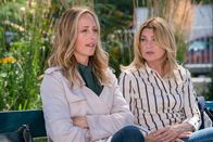 Grey's Anatomy – Dr. Teddy Altman (Kim Raver, l.); Dr. Meredith Grey (Ellen Pompeo, r.)