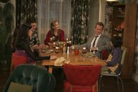 How I Met Your Mother – Als Barneys Mutter Loretta (Frances Conroy, M.) schwer krank war, hat ihr Barney (Neil Patrick Harris, 2.v.r.) eine Lüge aufgetischt, damit sie sich keine Sorgen um ihn macht. Jetzt wo sie wieder gesund ist, müssen Robin (Cobie Smulders, l.), Marshall (Jason Segel, 2.v.l.) und Grant (Zachary Gordon, r.) mitspielen, damit es nicht auffliegt ...