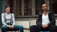 Emma und die Wut – Emma (Natalia Belitski) und Frank (Arnel Taci)
