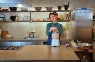 Zu Tisch mit Lucie - Kitchen Hacks – Lucie mixt einen Teig aus Linsen und Gemüsebrühe.