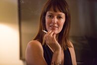 The Professor – Richards Frau Veronica (Rosemarie DeWitt) beichtet ihm, dass sie eine Affäre hat.