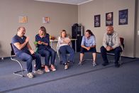 Ruby – Während Britta (Lisa Hrdina, M.), Uta (Katy Karrenbauer, 2.v.r.) und Viktor (Abdelkarim, r.) auf ihren Coach warten, bietet Ruby (Anna Böger, 2.v.l.) ihrem Sitznachbarn Apfelschnitze an.