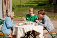 Mord mit Aussicht – Tante Ente (Dorothea Walda, l.) setzt ihrer Nichte Bärbel Schmied (Meike Droste, r.) und Sophie Haas (Caroline Peters, M.) ihren selbstgebackenen Haschisch-Karottenkuchen vor.
