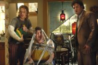 Ananas Express – Eines Tages wird der Kiffer Dale (Seth Rogen, l.) Zeuge eines Mordes. Weil er die neue Züchtung seines Dealers Saul (James Franco, r.) am Tatort verliert, sind die Killer schon bald auf seiner Spur und der seines dauerbekifften Dealers. Da fällt den Mördern Sauls Hauptdealer Red (Danny McBride, M.) in die Hände ...