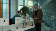 Extraordinary – Psychologe George (Julian Barratt, r.) und seine Assistentin (Mona Goodwin, l.) werfen Jen aus der Superkraft-Klinik heraus. George meint, sie hätte sich daneben benommen und wäre ihm zu nah gekommen.