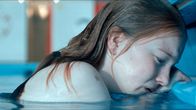 Schwimmen – Elisa (Stephanie Amarell) fühlt sich ausgesetzt und missachtet.