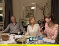 Die Zeit mit Euch – Klaus (Ernst Stötzner) und Marlene (Johanna Gastdorf) wundern sich, was Stephanie (Franziska Hartmann, re.) zu berichten hat.