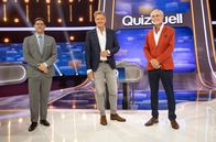 Quizduell-Olymp – Moderator Jörg Pilawa (M.) mit den Kandidaten des Teams „Jäger“: Sebastian Jacoby (l.) und Dr. Thomas Kinne (r.), beide Jäger bei "Gefragt - Gejagt".