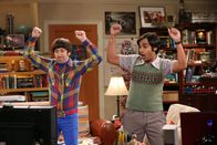 The Big Bang Theory – Verbringen einen lustigen Abend zusammen: Howard (Simon Helberg, l.) und Raj (Kunal Nayyar, r.) ...
