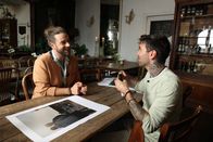 Love Hunters – Gast Coach Eric Schroth (l.) hilft Michael (r.) dabei, Zugang zu seinen Emotionen zu finden und die Gefühle für seinen Mann Tim in Worte zu fassen.