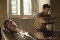 Catch-22 – Yossarian (Christopher Abbott, l.); Clevinger (Pico Alexander, r.)
