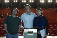 Steve Jobs – Joanna Hoffman (Kate Winslet, r.), Steve Jobs (Michael Fassbender, m.), Andy Hertzfeld (Michael Stuhlbarg, l.)