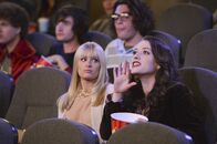 2 Broke Girls – Max (Kat Dennings, r.) und Caroline (Beth Behrs, l.)