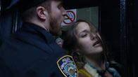 Free the Nipple – Liv (Lola Kirke, r.)