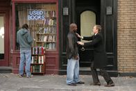 How I Met Your Mother – Um zu wissen, ob er am Super-Bowl-Sonntag auf das richtige Team gesetzt hat, versucht Barney (Neil Patrick Harris, r.) alles, um an das Ergebnis zu kommen. Doch wird Emmitt Smith (Emmitt Smith, M.) es ihm verraten?