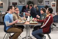 The Big Bang Theory – Während Sheldon (Jim Parsons, l.) seine schlechte Laune an Amy auslässt, muss Leonard (Johnny Galecki, 2.v.l.) mit Penny klarkommen. Howard (Simon Helberg, 2.v.r.) und Raj (Kunal Nayyar, r.) treffen einen unerwarteten Gast ...