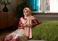 Leberkäseland – Das hätte Latife (Neda Rahmanian, re.) nicht gedacht: Nach dem Tod von Onkel Ismail wird Semra (Sascha Ö. Soydan, li.) religiös.; ARD Degeto LEBERKÄSELAND Uhr im ERSTEN. Das hätte Latife (Neda Rahmanian, re.) nicht gedacht: Nach dem Tod von Onkel Ismail wird Semra (Sascha Ö. Soydan, li.) religiös.