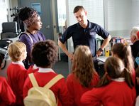 The Aliens – Lewis (Michael Socha, r.)