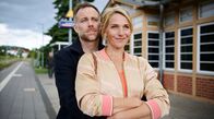 Praxis mit Meerblick – Nora (Tanja Wedhorn, re.) und Max (Bernhard Piesk, li.) haben sich verlobt.